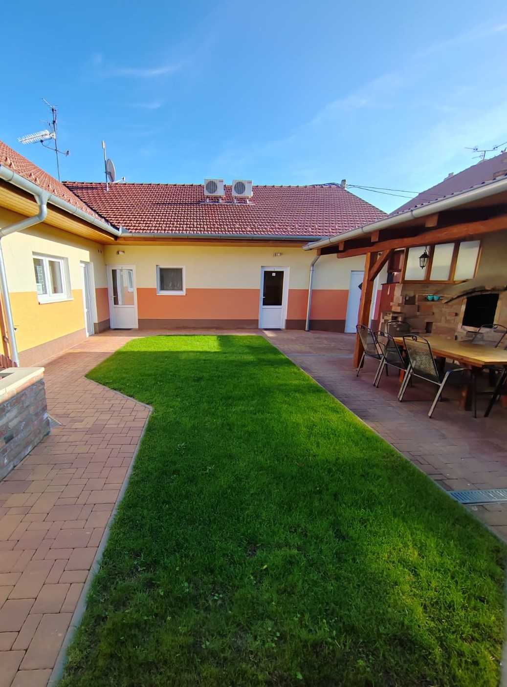 Pohled na dvůr s pergolou a grilem